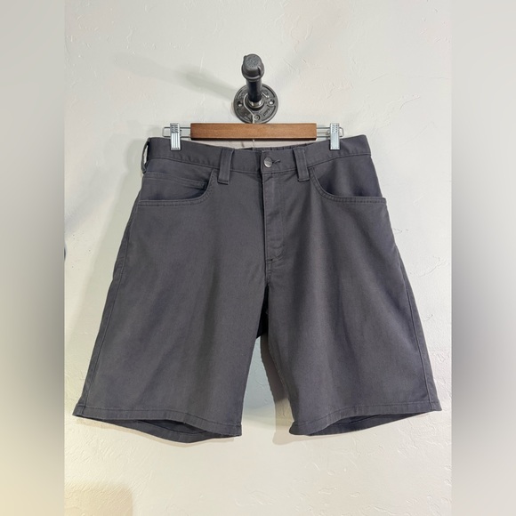 Men’s Carhartt Gray Shorts Size 32 with Iconic Yellow Emblem - Picture 1 of 5
